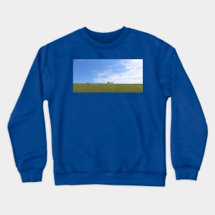 Blauer Himmel über Schaf auf grünem Deich Pellworm Crewneck Sweatshirt